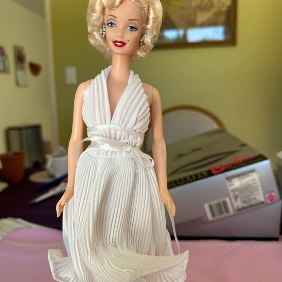Barbie as Marilyn (Monroe)-Collection Edition-gorgeous! - Picture 5 of 5